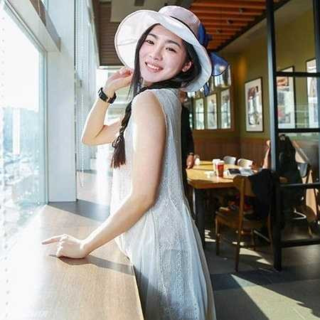 Dù đang còn là học sinh trung học nhưng con đường nghệ thuật của cô bạn đã mở ra từ rất sớm.