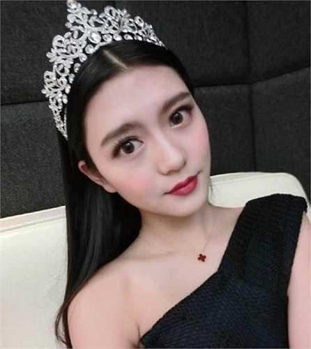 Từ khi mới 12 tuổi, Đinh Uyển Trữ đã tham gia cuộc thi người mẫu học đường và gây được sự chú ý của giới truyền thông nước này.