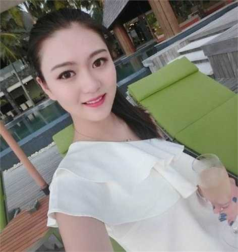 Năm 16, cô tuổi lọt vào vòng chung kết và giành được ngôi vị Á hậu cuộc thi nhan sắc Hoa hậu du lịch Trung Quốc.