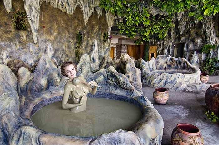 Sau khi tham quan Tháp Bà Ponagar bạn có thể kết hợp đi tắm bùn tại khu du lịch suối khoáng nóng Tháp Bà ngay gần đó với giá vé khoảng 100.000VND/người tại hồ tập thể hoặc từ 250.000VND/người tại hồ riêng.