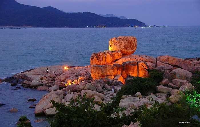 7. Hòn Chồng – Hòn Vợ: nằm cách trung tâm thành phố Nha Trang khoảng 3km về hướng Đông Bắc, Hòn Chồng là một quần thể khối đá lớn với đủ loại hình thù, xếp chồng lên nhau chạy từ bờ cao xuống biển.