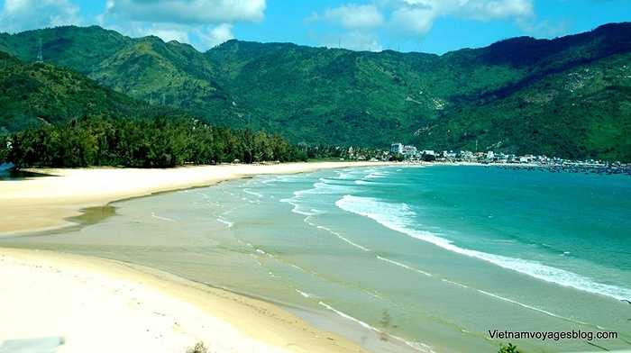 9. Bãi biển Đại Lãnh: Bãi biển này thuộc địa phận huyện Vạn Ninh, tỉnh Khánh Hòa, nằm bên quốc lộ 1A, cách thành phố du lịch Nha Trang khoảng 80km về phía Bắc. 