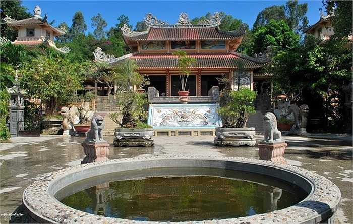 10. Chùa Long Sơn: hay còn gọi là Chùa Phật trắng trước có tên là Đăng Long Tự, tọa lạc ở số 22 đường 23 tháng 10, phường Phương Sơn dưới chân hòn Trại Thủy ở Nha Trang. 