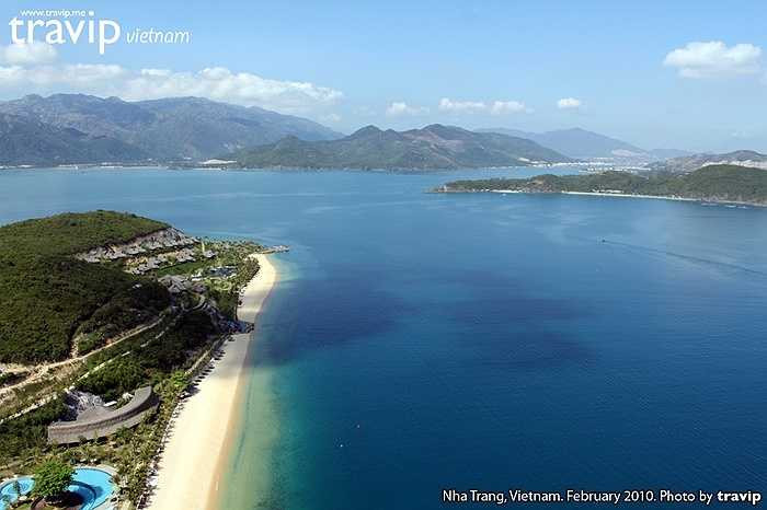 2. Đảo Hòn Mun - Hòn Tằm: Đảo Hòn Mun là địa điểm hút hồn du khách bởi làn nước trong veo và hệ sinh thái san hô đẹp lộng lẫy còn Đảo Hòn Tằm lại nổi tiếng với rất nhiều bãi tắm tuyệt đẹp giúp du khách thoải mái bơi lội, tắm nắng và thư giãn. 