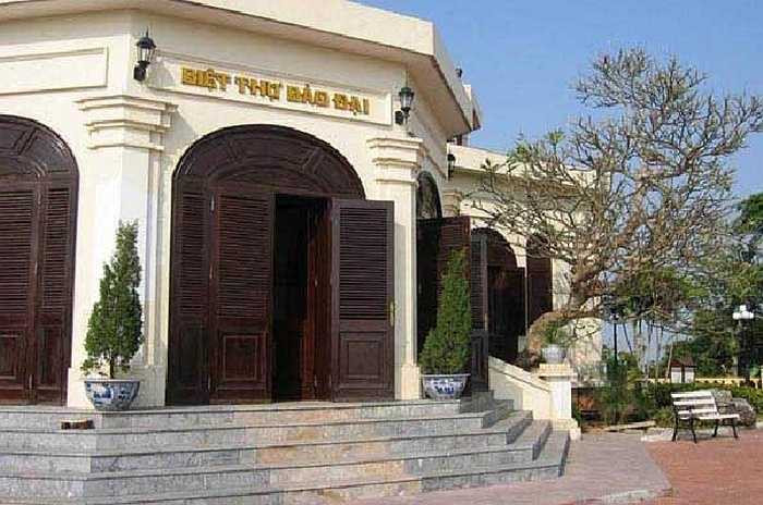 3. Dinh Bảo Đại: có tên gọi khác là biệt thự Cầu Đá, nằm trên núi Cảnh Long nhô ra biển như một con rồng xanh ôm lấy biển của đất Nha Trang. Nơi đây đã từng được Bảo Đại sử dụng làm nơi làm việc, nghỉ ngơi trong thời gian ông làm Hoàng đế Đại Nam rồi Quốc trưởng Quốc gia Việt Nam. 