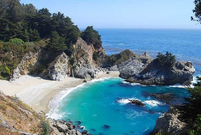 4. Vịnh Ninh Vân: Cách thành phố biển Nha Trang khoảng 60 km, nơi đây mang vẻ đẹp đậm nét hoang sơ và thuần khiết, đặc biệt thích hợp cho những ai muốn tìm cảm giác thư thái trong không gian biển tĩnh lặng. Tại đây cũng có những trò chơi cảm giác mạnh trên biển rất thú vị như lướt sóng, lướt ván, đi thuyền Kayak.