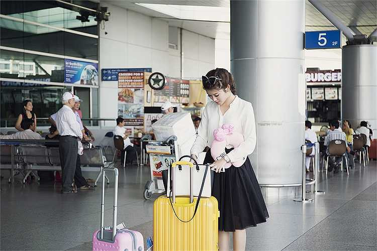 Cô diện trang phục đơn giản và khá thoải mái.