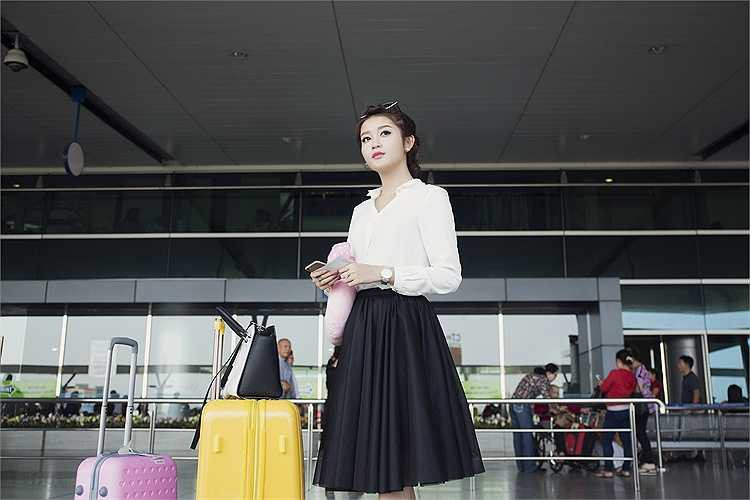 Không sa đà vào hàng hiệu dù gia đình khá giả, nhưng Huyền My vẫn toát lên vẻ đẹp kiêu sa, đài các.