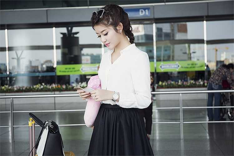 Được biết, cô đang lên đường sang Thái Lan để quay quảng cáo cho một nhãn hàng.