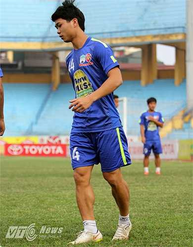 Công Phượng cao 1,68m và nặng 65kg. Chỉ số này cũng chỉ đặt Phượng ở mức trung bình về độ dày của cơ thể.