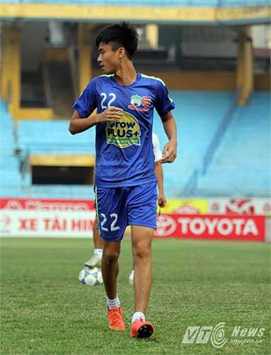 Nhưng Phan Thanh Hậu thì rõ ràng rơi vào báo động. Anh cao 1,70m nhưng chỉ nặng 54kg. Thanh Hậu quá 'mỏng cơm'.