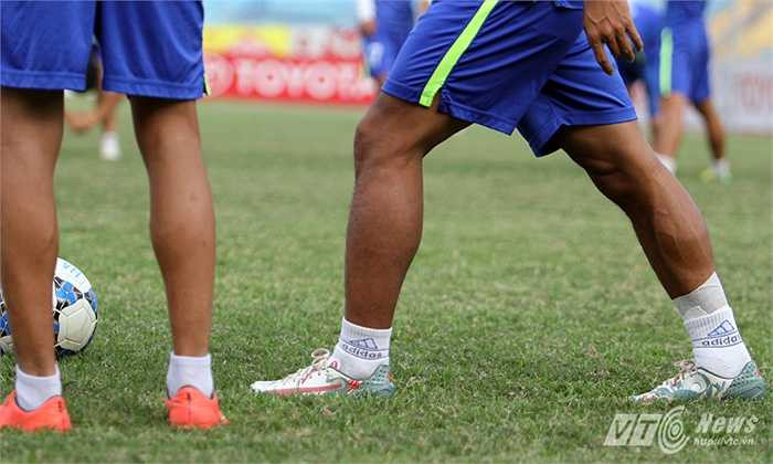Thêm những hình ảnh cho thấy, bắp chân của Thanh Hậu hơi 'dị thường'. So sánh với bắp chân của hậu vệ Lê Đức Lương.