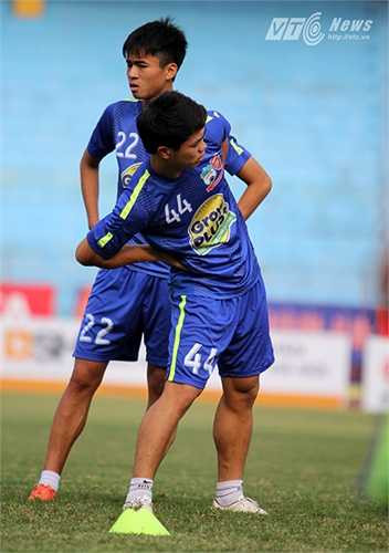 So sánh với bắp chân Công Phượng.