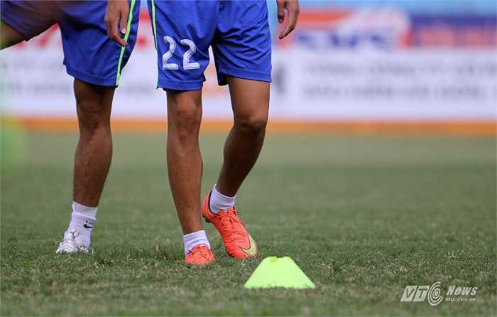 Ngược lại, tiền vệ tài năng Phan Thanh Hậu sở hữu một đôi chân thuộc hàng 'chim sáo'