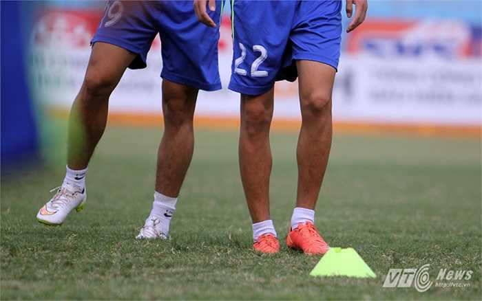 Cầu thủ quê Quảng Ngãi có bắp chân rất nhỏ, khẳng khiu.