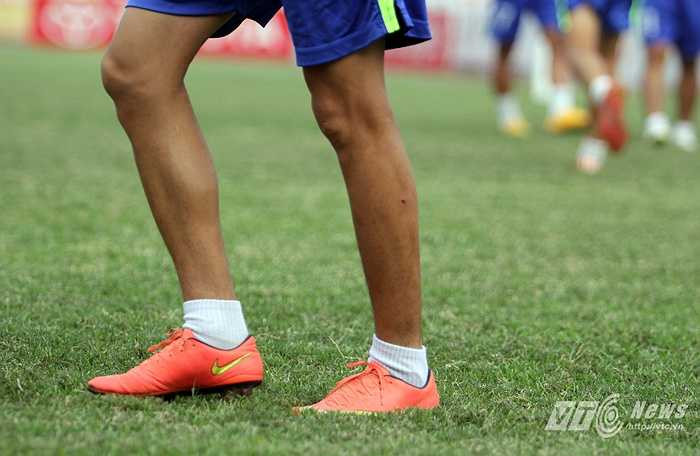 Thanh Hậu chắc chắn không giữ được trụ tốt như các đồng đội. Và khó có thể hình dung, đây là đôi chân của một cầu thủ đã được ăn tập bóng đá chuyên nghiệp 6 năm qua.