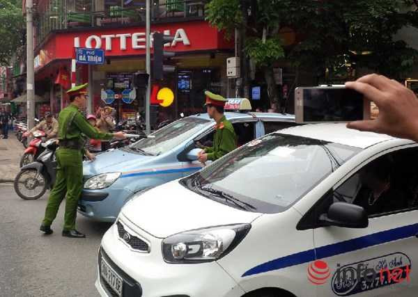 Cảnh sát bị tài xế kéo lê trên nắp capo dọc phố Bà Triệu