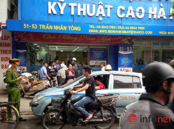 Cảnh sát bị tài xế kéo lê trên nắp capo dọc phố Bà Triệu