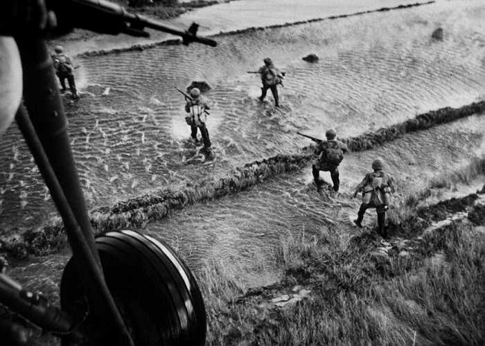 Tuy nhiên, tổng tuyển cử đã không diễn ra. Quân đội Việt Nam Cộng hòa (VNCH) thực hiện nhiều chiến dịch càn quét nhằm tiêu diệt những người bị coi là đối thủ. Một trận càn năm 1962 nhìn từ trực thăng. Khi quân đội Mỹ chưa chính thức tham chiến, các trận càn do lính VNCH thực hiện. Ảnh: Getty