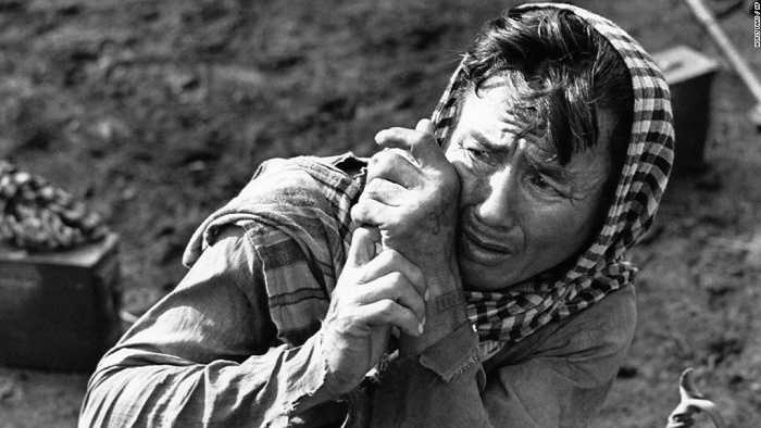 Một thường dân khóc khi bị lính VNCH tra khảo tháng 8/1962. Ảnh: AP