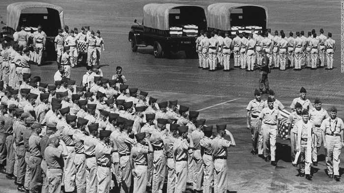 Tang lễ 7 lính Mỹ thiệt mạng tại Việt Nam trong vụ rơi trực thăng năm 1963. Quan tài của họ được đưa lên máy bay quân sự trở về nước. Ảnh: Getty