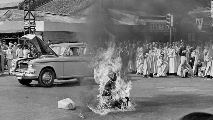 Tháng 6/1963, nhà sư Thích Quảng Đức tự thiêu trên một tuyến phố ở Sài Gòn nhằm phản đối các chính sách phân biệt đối xử nhằm vào Phật giáo. Ảnh: AP