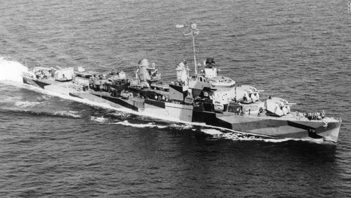 Tàu khu trục USS Maddox của Hải quân Mỹ ở Vịnh Bắc Bộ. Phía Mỹ tuyên bố con tàu bị Hải quân Quân đội Nhân dân Việt Nam tấn công tháng 8/1964. Sau đó, Tổng thống Mỹ Lyndon Johnson tuyên bố vụ tấn công thứ hai xảy ra, khiến Quốc hội Mỹ quyết định cho phép quân đội tham chiến đầy đủ ở Việt Nam. Tuy nhiên, đây là sự kiện không có thật. Phía Mỹ đổ lỗi cho radar bị nhiễu dẫn tới tuyên bố sai lầm này. Ảnh: AP