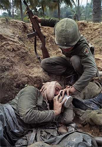 Một lính Mỹ bị thương trong trận đánh năm 1966 giữa binh lính VNCH và lính Mỹ với quân giải phóng. Ảnh: AP