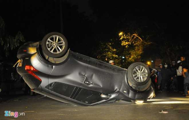 Đâm vào xe đỗ ven đường, Nissan lật ngửa như phim hành động