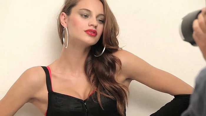 Đỉnh điểm trong chuỗi ngày ăn chơi của Rojo phải kể đến chuyện tình chớp nhoáng với Lucy, chiến hữu thề sống chết bên nhau của hãng nội y Dama de Copas cùng cô bạn gái Eugenia. Đáng xấu hổ hơn, thời điểm Rojo và Lucy vụng trộm cũng là lúc Eugenia đang mang bầu bé Morea