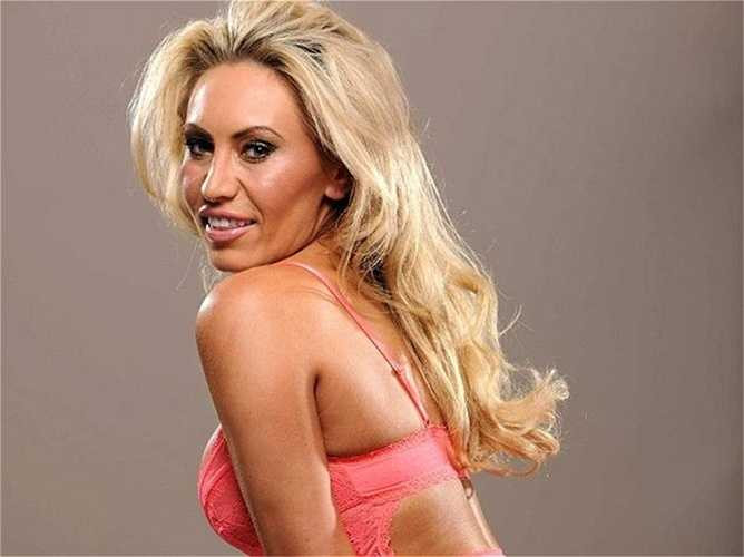 Dù bản thân Sarah cũng bị phát hiện là mẫu phụ nữ ăn chơi sa đọa nhưng tai tiếng của Rojo cũng vì thế mà bị phanh phui