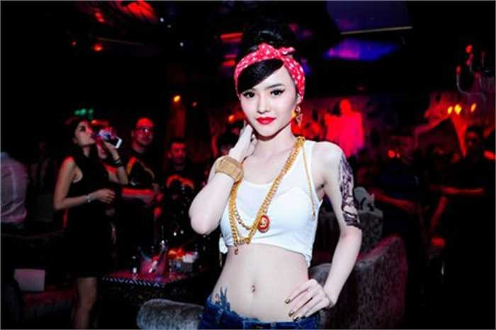 Đặc biệt Phương Trang còn lựa chọn phong cách sexy át cả đàn chị Angela Phương Trinh.