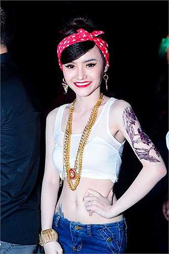 Nếu như Angela Phương Trinh thường xuyên bị chỉ trích vì ăn mặc phản cảm, hớ hênh, thì cô em gái còn vận trang phục táo bạo hơn.