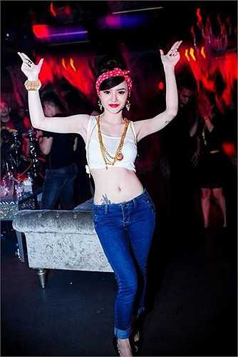 Những bộ cánh nhức mắt của cô nàng.