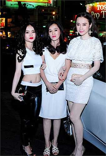 Ở nhiều sự kiện, độ hở bạo của Phương Trang còn khiến đàn chị chạy dài.