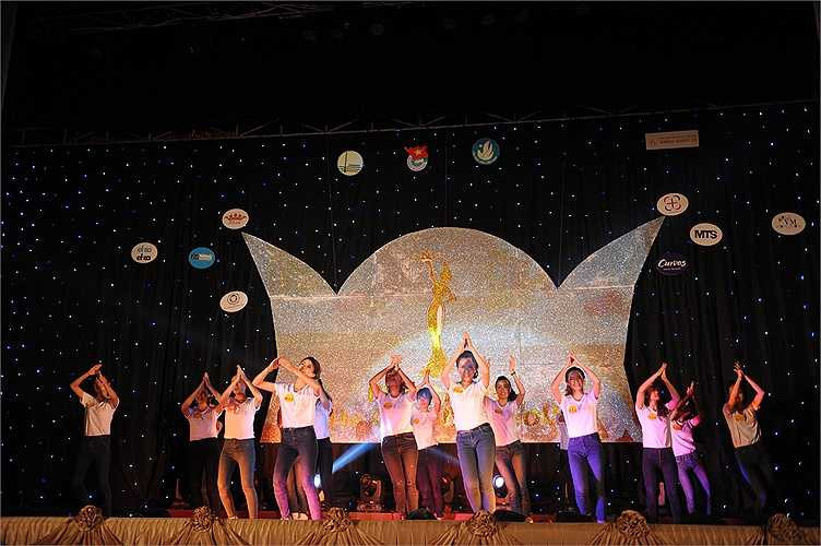 16 thí sinh, 16 gương mặt xuất sắc nhất của trường Đại Học Quốc Gia Hà Nội đã cùng tranh tài trong vòng chung kết Cuộc thi nữ sinh thanh lịch ĐH Quốc gia Hà Nội để tìm kiếm ‘Đại sứ VNU 2015’