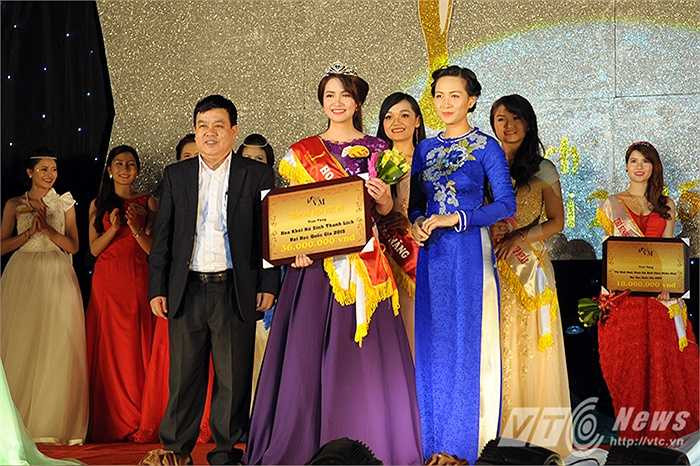 Giây phút đăng quang của cô nữ sinh Lê Việt Hà (Ảnh: Việt Linh)