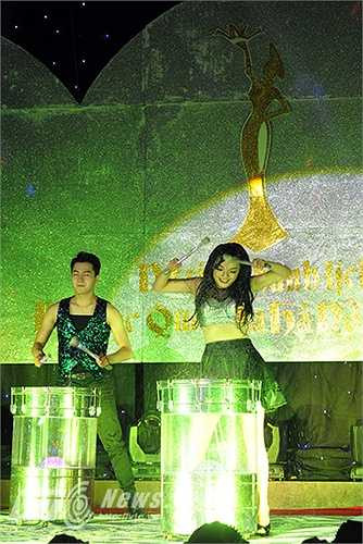 Qua 4 phần thi, 16 thí sinh xuất sắc nhất đã ghi danh vào đêm chung kết để đua tranh danh hiệu Hoa khôi Đại học Quốc Gia Hà Nội.