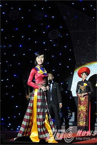 Các thí sinh duyên dáng trong màn thi áo dài.