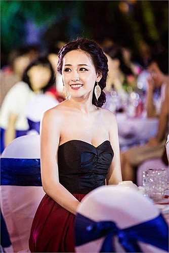 Xuất hiện tại sự kiện mới đây, Mai Phương Thúy thu hút mọi ánh nhìn khi diện váy vai trần, xẻ sâu khoe vòng một gợi cảm.
