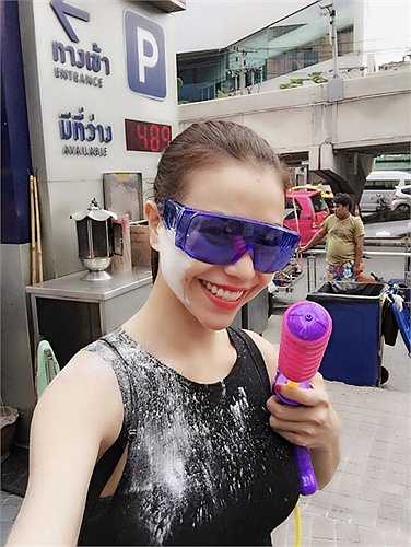 Trà Ngọc Hằng nhí nhảnh chơi đùa.