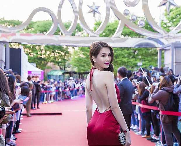 Tới dự lễ nhận giải 'Nữ hoàng bikini', giải thưởng nằm trong khuôn khổ Festival Model Awards 2015, Ngọc Trinh thu hút mọi ánh nhìn khi diện váy khoe trọn lưng trần.