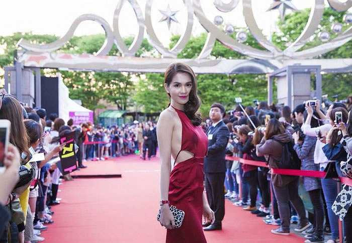 Ngọc Trinh gây được ấn tượng trên thảm đỏ.