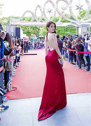 Dù chiều cao không quá nổi bật, nhưng bù lại vóc dáng cân đối cùng số đo 'vàng' đã giúp Ngọc Trinh ghi điểm.