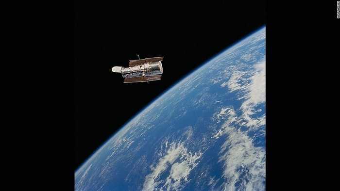 Cách đây 25 năm, kính viễn vọng Hubble đã được trung tâm vũ trụ Kenedy đưa vào hoạt động. Trong 25 năm qua, kính viễn vọng này đã đưa đến những khám phá vũ trụ thú vị và cung cấp hình ảnh rõ nét về khoảng không bao la