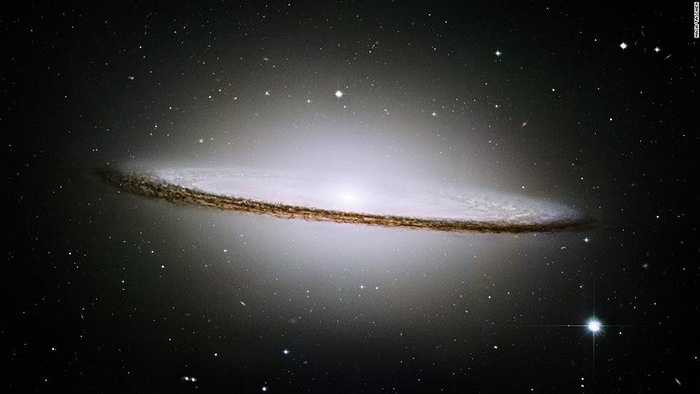 Hình ảnh thiên hà Sombrero do kính Hubble chụp lại. Thiên hà này cách trái đất 23 triệu năm ánh sáng.
