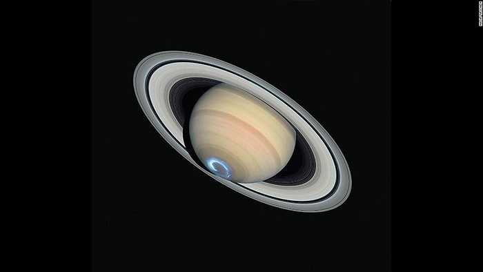 Hình ảnh sao Thổ do kính Hubble chụp. Kính này có thể thu nhận ánh sáng từ vật thể cách xa 12 tỉ năm ánh sáng
