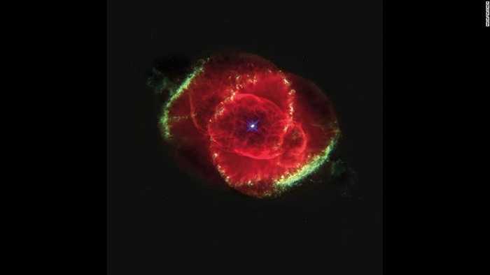 Đến nay kính Hubble giúp con người quan sát những ngôi sao xa xôi đến hàng triệu năm ánh sáng mà con người không bao giờ đặt chân đến được. Ảnh trên là tinh vân Mắt Mèo cách trái đất 3000 năm ánh sáng