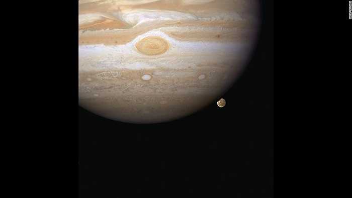 Ảnh Hubble chụp sao Mộc năm 2007 và mặt trăng Ganymede