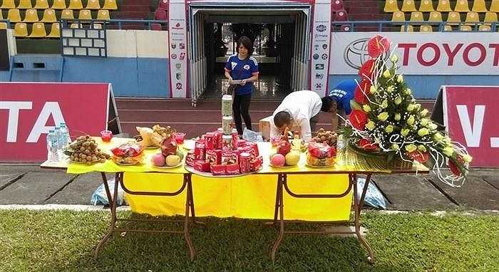 Trong khi buổi chiều Than Quảng Ninh sẽ tiếp đón Sanna Khánh Hòa trên sân Cẩm Phả, thì các CĐV đất Mỏ đang làm tất cả những gì có thể để cầu may cho đội bóng thân yêu của mình.